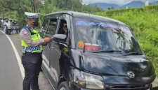 -Petugas Satlantas Polres Garut menghentikan kendaraan travel gelap yang beroperasi tanpa izin, dalam rangka Operasi Keselamatan Lodaya 2025, Kamis (20/2/2025)(Foto: Istimewa)