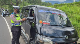 -Petugas Satlantas Polres Garut menghentikan kendaraan travel gelap yang beroperasi tanpa izin, dalam rangka Operasi Keselamatan Lodaya 2025, Kamis (20/2/2025)(Foto: Istimewa)