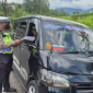 -Petugas Satlantas Polres Garut menghentikan kendaraan travel gelap yang beroperasi tanpa izin, dalam rangka Operasi Keselamatan Lodaya 2025, Kamis (20/2/2025)(Foto: Istimewa)