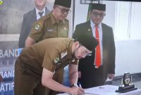 
Bupati Bandung Barat, Jeje Ritchie Ismail usai serah terima jabatan (Sertijab) dirinya bersama Penjabat (Pj) Bupati Bandung Barat, Ade Zakir yang kembali ke jabatan semula sebagai Sekretaris Daerah (Sekda) KBB di Lobby Lantai 2 Gedung Utama Pemkab Bandung Barat, Ngamprah, Senin 3/2/2025).(Foto: heny/dara)

