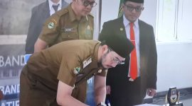 
Bupati Bandung Barat, Jeje Ritchie Ismail usai serah terima jabatan (Sertijab) dirinya bersama Penjabat (Pj) Bupati Bandung Barat, Ade Zakir yang kembali ke jabatan semula sebagai Sekretaris Daerah (Sekda) KBB di Lobby Lantai 2 Gedung Utama Pemkab Bandung Barat, Ngamprah, Senin 3/2/2025).(Foto: heny/dara)

