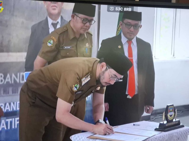 
Bupati Bandung Barat, Jeje Ritchie Ismail usai serah terima jabatan (Sertijab) dirinya bersama Penjabat (Pj) Bupati Bandung Barat, Ade Zakir yang kembali ke jabatan semula sebagai Sekretaris Daerah (Sekda) KBB di Lobby Lantai 2 Gedung Utama Pemkab Bandung Barat, Ngamprah, Senin 3/2/2025).(Foto: heny/dara)

