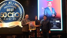 Human Capital Corporate Cultural Employer Branding and Digital Management Department Head FIFGROUP, Dhian Nurvita Halim mewakili CEO FIFGROUP, Siswadi, menerima penghargaan sebagai Indonesia Best 50 CEO Awards 2025 “Employees Choice 6th Anniversary Kategori Multifinance (Foto: Istimewa)