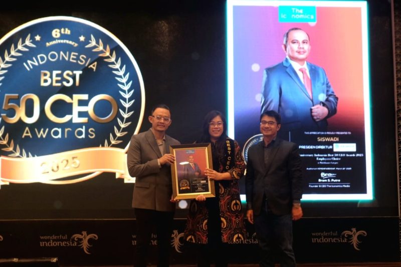 Human Capital Corporate Cultural Employer Branding and Digital Management Department Head FIFGROUP, Dhian Nurvita Halim mewakili CEO FIFGROUP, Siswadi, menerima penghargaan sebagai Indonesia Best 50 CEO Awards 2025 “Employees Choice 6th Anniversary Kategori Multifinance (Foto: Istimewa)