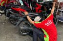 
Pertamina melalui anak usahanya, Pertamina Patra Niaga dan Pertamina Lubricants memberikan bantuan ganti oli gratis bagi kendaraan korban banjir.(Foto: humas pertamina)

