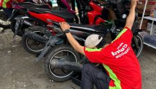 
Pertamina melalui anak usahanya, Pertamina Patra Niaga dan Pertamina Lubricants memberikan bantuan ganti oli gratis bagi kendaraan korban banjir.(Foto: humas pertamina)

