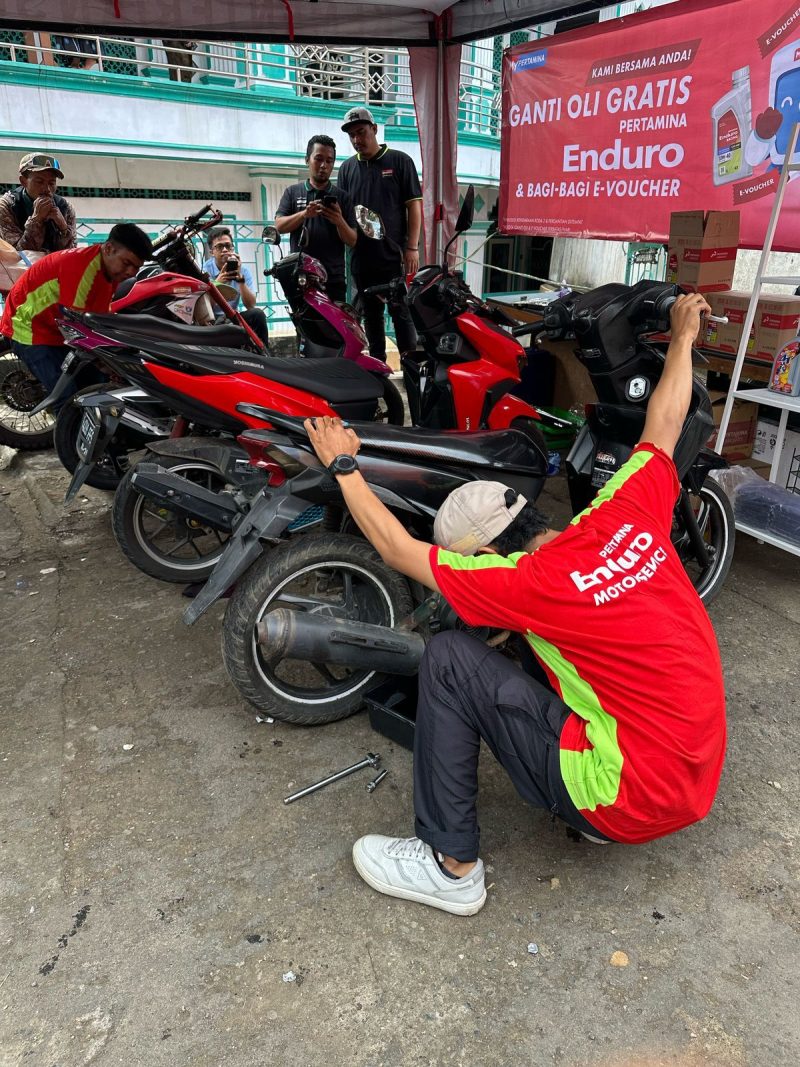 
Pertamina melalui anak usahanya, Pertamina Patra Niaga dan Pertamina Lubricants memberikan bantuan ganti oli gratis bagi kendaraan korban banjir.(Foto: humas pertamina)

