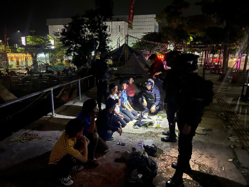 Sat Samapta Polres Garut mengamankan sejumlah pemuda yang tengah meminum minuman keras di Jalan RSU dr. Slamet, Kecamatan Tarogong Kidul, Kabupaten Garut, Senin (10/3/2025) dini hari (Foto: Istimewa)