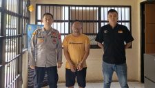 TR (35), warga Kecamatan Pakenjeng, Kabupaten Garut usai ditangkap jajaran Satreskrim Polres Garut karena membawa kabur mobil rental, Rabu (12/3/2025)(Foto: Istimewa)