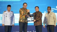 

Direktur Utama PNM, Arief Mulyadi, bersama Menteri UMKM, Maman Abdurrahman, dalam acara Festival Kemudahan dan Perlindungan Usaha Mikro yang digelar di Auditorium Universitas Tanjungpura, Rabu (12/3/2025).(Foto: andre/dara)
