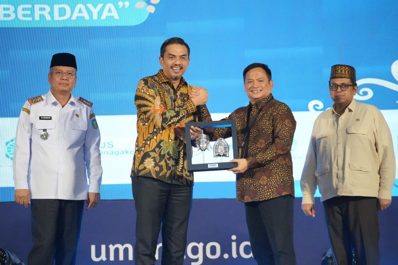 

Direktur Utama PNM, Arief Mulyadi, bersama Menteri UMKM, Maman Abdurrahman, dalam acara Festival Kemudahan dan Perlindungan Usaha Mikro yang digelar di Auditorium Universitas Tanjungpura, Rabu (12/3/2025).(Foto: andre/dara)
