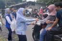 

Plt Ketua DPC Demokrat Kabupaten Cirebon, Ratnawati membagikan takjil kepada masyarakat, Minggu (16/3/2025).(Foto: Bambang/dara)

