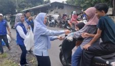 

Plt Ketua DPC Demokrat Kabupaten Cirebon, Ratnawati membagikan takjil kepada masyarakat, Minggu (16/3/2025).(Foto: Bambang/dara)

