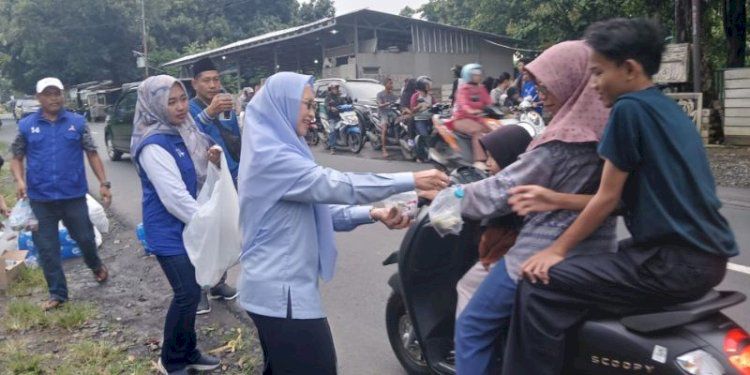 

Plt Ketua DPC Demokrat Kabupaten Cirebon, Ratnawati membagikan takjil kepada masyarakat, Minggu (16/3/2025).(Foto: Bambang/dara)

