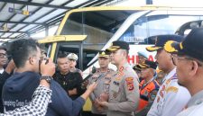 Kapolres Garut, AKBP Mochamad Fajar Gemilang, memimpin langsung kegiatan ramp check kendaraan dan tes urin sopir dan kru bus di Terminal Guntur Garut, Senin (17/3/2025)(Foto: Istimewa)