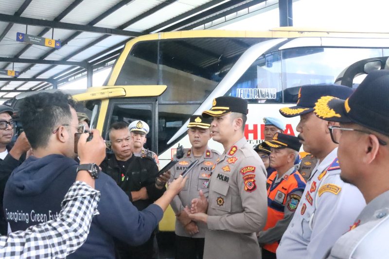 Kapolres Garut, AKBP Mochamad Fajar Gemilang, memimpin langsung kegiatan ramp check kendaraan dan tes urin sopir dan kru bus di Terminal Guntur Garut, Senin (17/3/2025)(Foto: Istimewa)