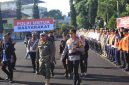 
Bupati Garut, Abdusy Syakur Amin memeriksa pasukan bersama Kapolres Garut, AKBP Mochamad Fajar Gemilang, Dandim 0611 Garut, Letkol Czi Dhanisworo, dan Kajari Garut, Helena Octavianne, pada Apel Gelar Pasukan Operasi Ketupat Lodaya 2025 di Mapolres Garut, Kamis (20/3/2025).(Foto: andre/dara)

