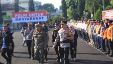 
Bupati Garut, Abdusy Syakur Amin memeriksa pasukan bersama Kapolres Garut, AKBP Mochamad Fajar Gemilang, Dandim 0611 Garut, Letkol Czi Dhanisworo, dan Kajari Garut, Helena Octavianne, pada Apel Gelar Pasukan Operasi Ketupat Lodaya 2025 di Mapolres Garut, Kamis (20/3/2025).(Foto: andre/dara)

