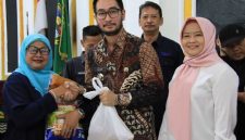 Bupati Bandung Barat, Jeje Ritchie Ismail saat gelar Operasi Pasar Bersubsidi  (OPADI) (Foto: Istimewa)