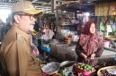 
Bupati Cirebon, H. Imron, saat melakukan inspeksi mendadak (sidak) di Pasar Sumber, Rabu (25/3/2025).(Foto: Bambang/dara)

