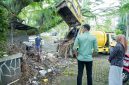 Wakil Bupati Bandung Ali Syakieb melihat kekumuhan di lingkungan Pemkab Bandung, Selasa (4/3/2025).(Foto: humas)
