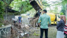 Wakil Bupati Bandung Ali Syakieb melihat kekumuhan di lingkungan Pemkab Bandung, Selasa (4/3/2025).(Foto: humas)
