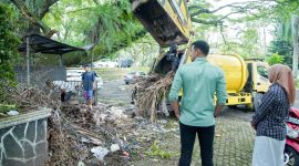 Wakil Bupati Bandung Ali Syakieb melihat kekumuhan di lingkungan Pemkab Bandung, Selasa (4/3/2025).(Foto: humas)
