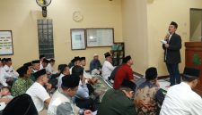 
Bupati Bandung Dadang Supriatna Safari Ramadhan dan Tarawih Keliling, di Kampung Cibedug Girang, Desa Cangkuang Wetan, Kecamatan Dayeuhkolot, Rabu (5/3/2025).(Foto: humas)
