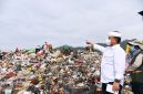 

 Sekda Jabar Herman Suryatman mengecek longsor sampah di TPA Sarimukti, di Kabupaten Bandung Barat, Minggu (9/3/2025).(Foto: biro adpim)
