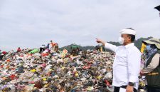 

 Sekda Jabar Herman Suryatman mengecek longsor sampah di TPA Sarimukti, di Kabupaten Bandung Barat, Minggu (9/3/2025).(Foto: biro adpim)
