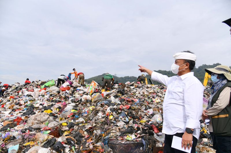 

 Sekda Jabar Herman Suryatman mengecek longsor sampah di TPA Sarimukti, di Kabupaten Bandung Barat, Minggu (9/3/2025).(Foto: biro adpim)
