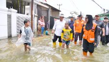 
Sekda Jawa Barat Herman Suryatman memberikan bantuan dari Pemdaprov Jabar bagi korban banjir Bandung selatan, Minggu (9/3/2025).(Foto: dokpim jabar)