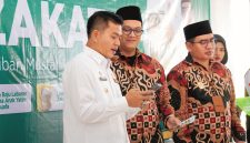 
Bupati Bandung Dadang Supriatna didampingi pengurus Baznas Kabupaten Bandung melaunching Zakat Istana dan Belanja Gratis Bersama Anak Yatim atau anak hebat di Gedung Baznas Center (GBC) Lt. I, Jl. Gading Tutuka Kecamatan Soreang Kabupaten Bandung, Kamis (13/3/2025).(Foto: diskomindo) 
