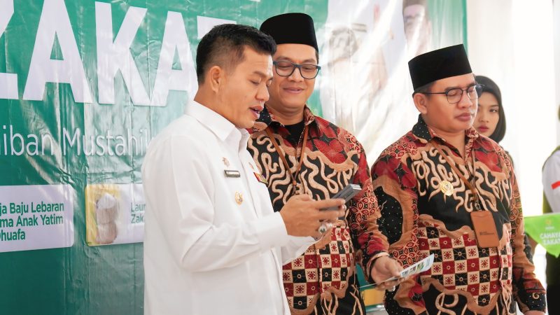 
Bupati Bandung Dadang Supriatna didampingi pengurus Baznas Kabupaten Bandung melaunching Zakat Istana dan Belanja Gratis Bersama Anak Yatim atau anak hebat di Gedung Baznas Center (GBC) Lt. I, Jl. Gading Tutuka Kecamatan Soreang Kabupaten Bandung, Kamis (13/3/2025).(Foto: diskomindo) 
