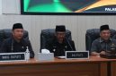 

Bupati Sukabumi H Asep Japar menyampaikan jawaban atas pandangan umum fraksi-fraksi DPRD mengenai Raperda BPR Sukabumi. (Foto: dian/dara)

