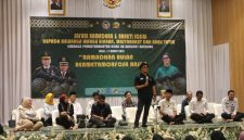 
 Ustad Evie Effendie memberikan ceramah di Lapas Kelas IIA Banceuy Bandung, Jawa Barat, Jalan Soekarno-Hatta, Bandung.(Foto: maji/dara) 
