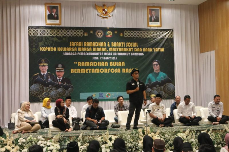 
 Ustad Evie Effendie memberikan ceramah di Lapas Kelas IIA Banceuy Bandung, Jawa Barat, Jalan Soekarno-Hatta, Bandung.(Foto: maji/dara) 
