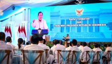 Presiden Prabowo Subianto menggelar rapat terbatas dan taklimat bersama jajaran kabinet Merah Putih di Halaman Istana Kepresidenan Jakarta, pada Selasa, 4 Maret 2025. (Foto: BPMI Setpres)
