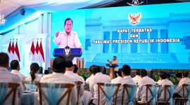 Presiden Prabowo Subianto menggelar rapat terbatas dan taklimat bersama jajaran kabinet Merah Putih di Halaman Istana Kepresidenan Jakarta, pada Selasa, 4 Maret 2025. (Foto: BPMI Setpres)
