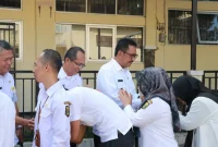 
Bupati Sukabumi H. Asep Japar pembina apel pagi di Kantor Dinas Pendidikan Kabupaten Sukabumi, Rabu (9/4/2025). (Foto: Isimewa)

