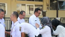 
Bupati Sukabumi H. Asep Japar pembina apel pagi di Kantor Dinas Pendidikan Kabupaten Sukabumi, Rabu (9/4/2025). (Foto: Isimewa)

