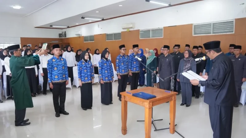 
Bupati Sukabumi,  H. Asep Japar mengambil sumpah dan menyerahkan petikan SK PNS tahun 2025 di Pendopo, Selasa (15/4/2025). (Foto: Ist)
